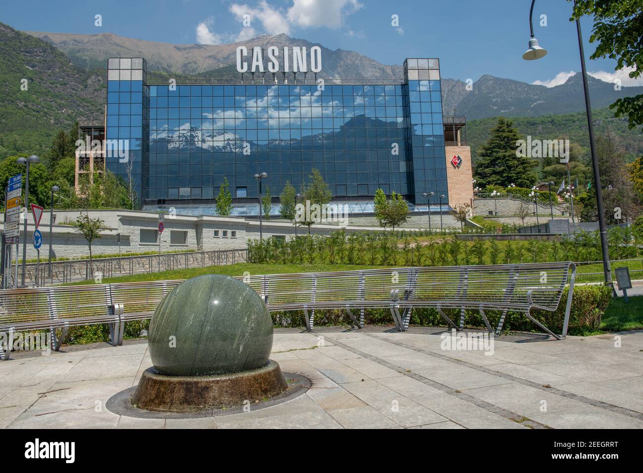 Saint-Vincent Aosta Italien Juni 1st 2019; Außenfenster mit Buntglasfenster, die die Berge des Casino de la Vallée, auch bekannt als Casino o Stockfoto