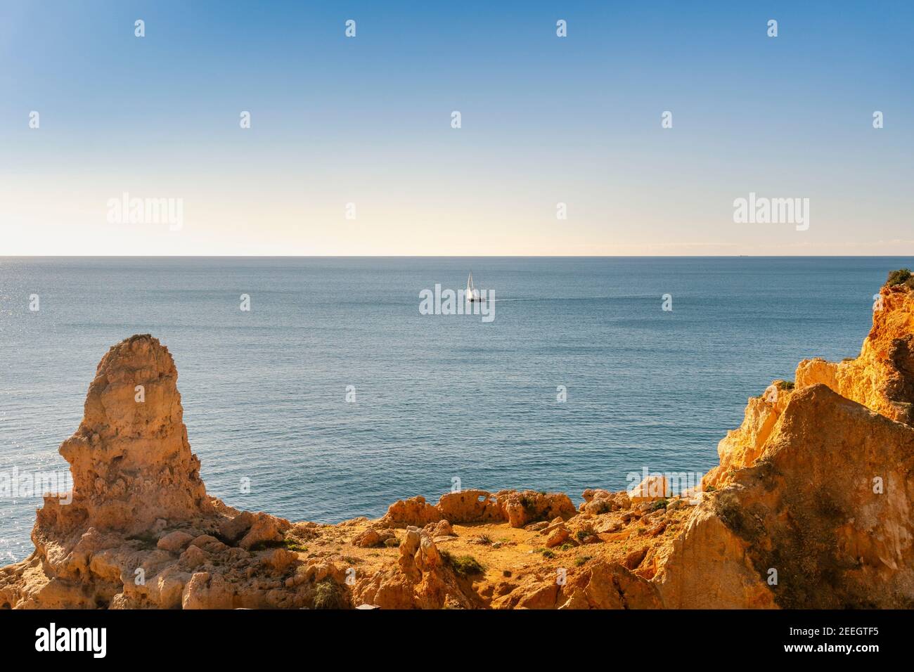 Segeln auf dem Atlantischen Ozean an den Klippen von Algarve, Portugal, Europa Stockfoto