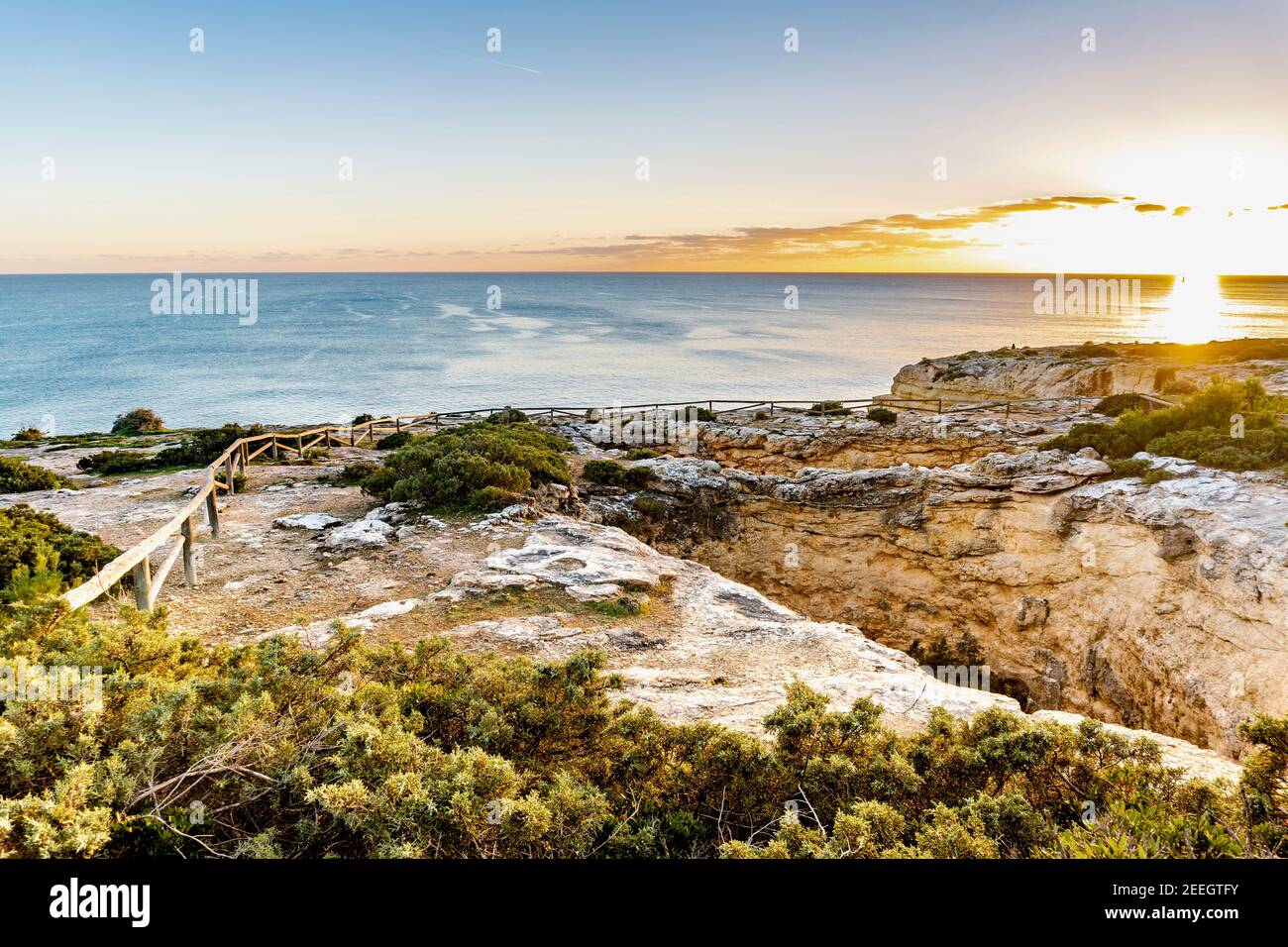 Algarve-Landschaft mit Loch in Klippen bis zum Boden des Atlantiks, Portugal, Europa Stockfoto