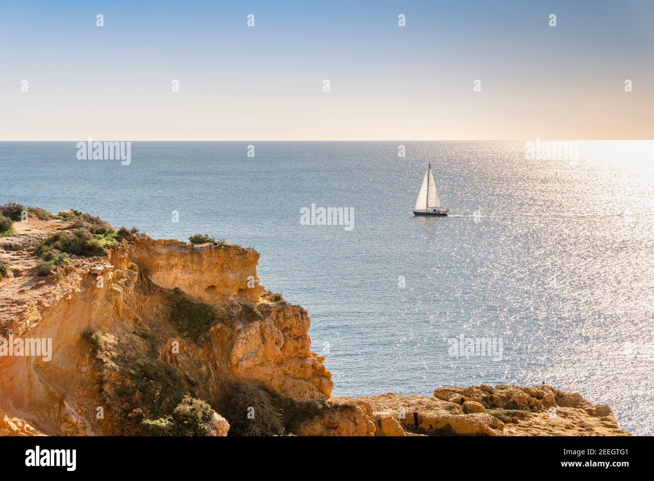 Segeln auf dem Atlantischen Ozean an den Klippen von Algarve, Portugal, Europa Stockfoto