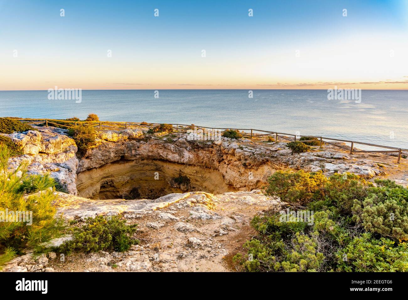 Algarve-Landschaft mit Loch in Klippen bis zum Boden des Atlantiks, Portugal, Europa Stockfoto