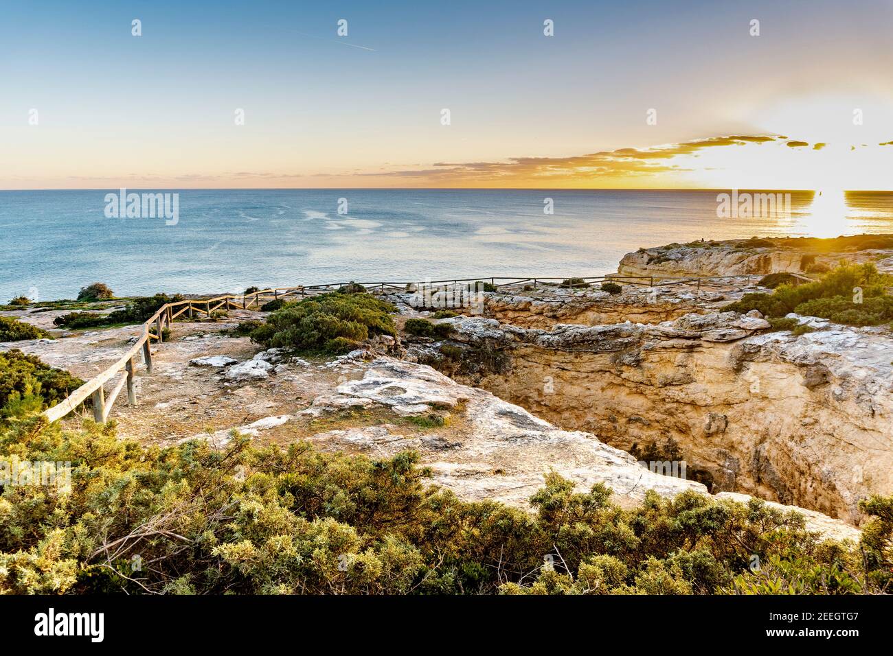 Algarve-Landschaft mit Loch in Klippen bis zum Boden des Atlantiks, Portugal, Europa Stockfoto