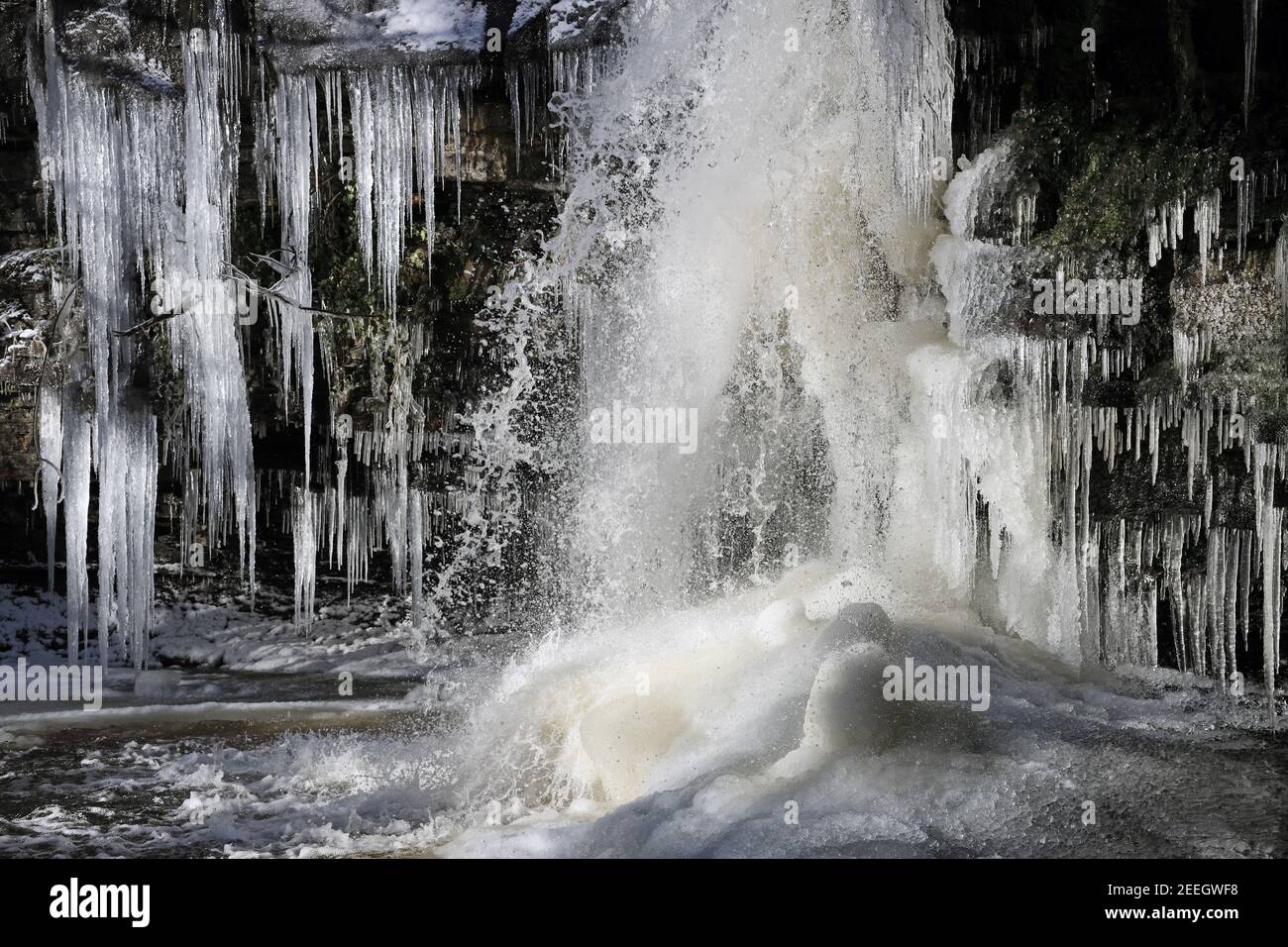 Eine teilweise gefrorene Summerhill Force aus Gibson's Cave, Teesdale, County Durham, Großbritannien Stockfoto