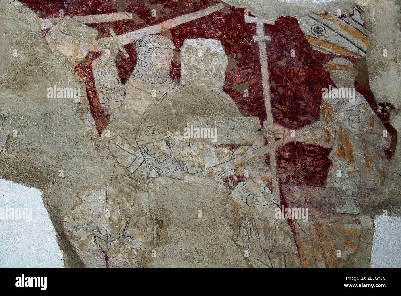 Erzbischof Thomas Becket kniet am 29. Dezember 1170 in der Kathedrale von Canterbury im Gebet nieder, kurz davor, ermordet zu werden. Detail des mittelalterlichen Freskos, gemalt Ende der 1200er Jahre, in der Pfarrkirche Saint Augustine in Brookland, Kent, England. Das Schwert schneidet sich in Beckets Schädel ein und der gleiche Schlag schneidet dem Mönch Edward Grim (rechts mit Kreuz) den Arm ab, während er versucht, den Erzbischof zu verteidigen. Grim überlebte den Angriff und schrieb später einen Augenzeugenbericht. Becket wurde von vier Rittern, Anhängern von König Heinrich II., getötet, nachdem er mit dem König über Kirchenrechte und Privilegien gestritten hatte. Stockfoto