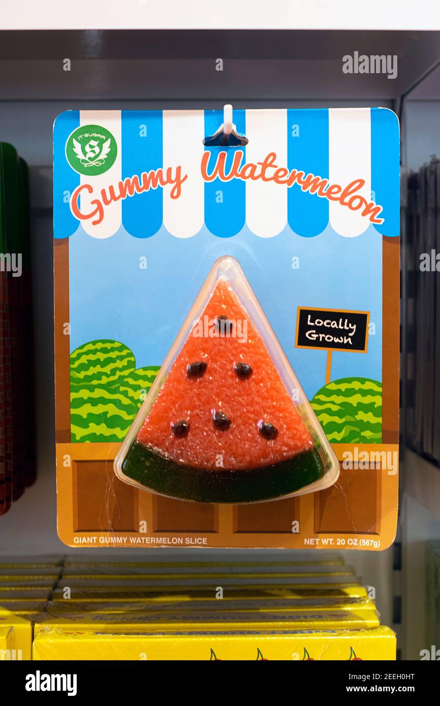 GUMMY WASSERMELONE. Eine lächerlich mastende Süßigkeit zum Verkauf bei IT'sugar, eine Süßigkeit von der Pfund-Kette, dieses in Greenwich Village, NYC Stockfoto