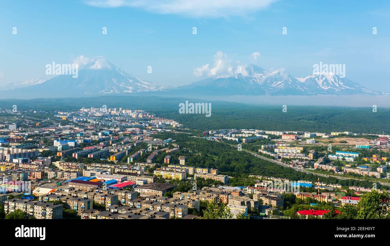 Stadt Petropawlowsk-Kamtschatski auf dem Hintergrund der Avatschinski, Korjakski und Kozelski Vulkane, Kamtschatka Stockfoto