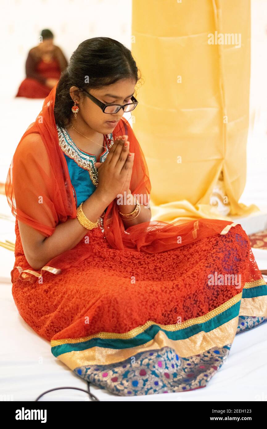 Ein attraktiver, hübscher hinduistischer amerikanischer Teenager in einem Tempel in Queens, New York City. Stockfoto