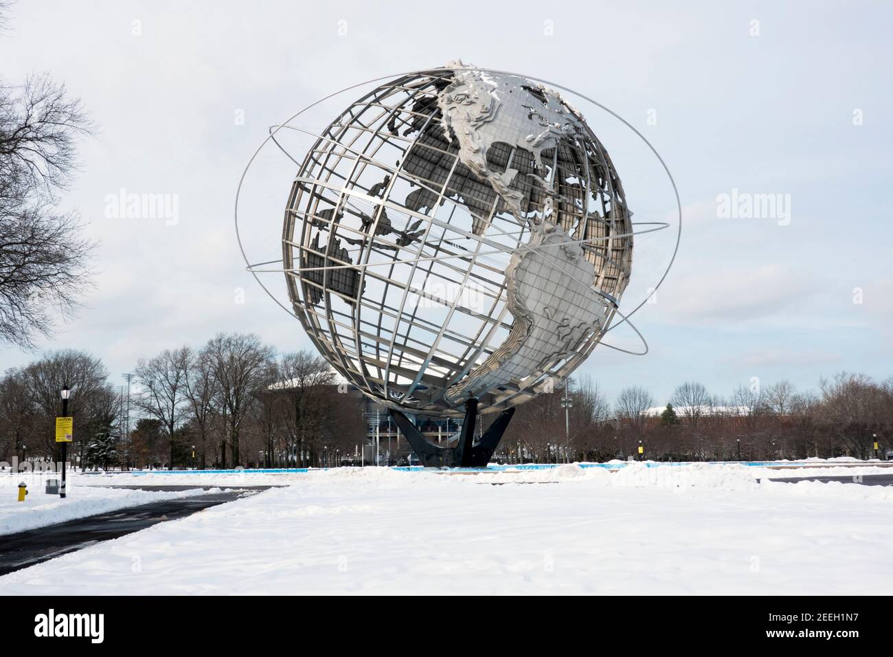 Ein ungewöhnlicher Blick auf die Unisphere in Queens ohne Seele. Flushing Meadows Corona Park am 11. Februar 2021. Stockfoto