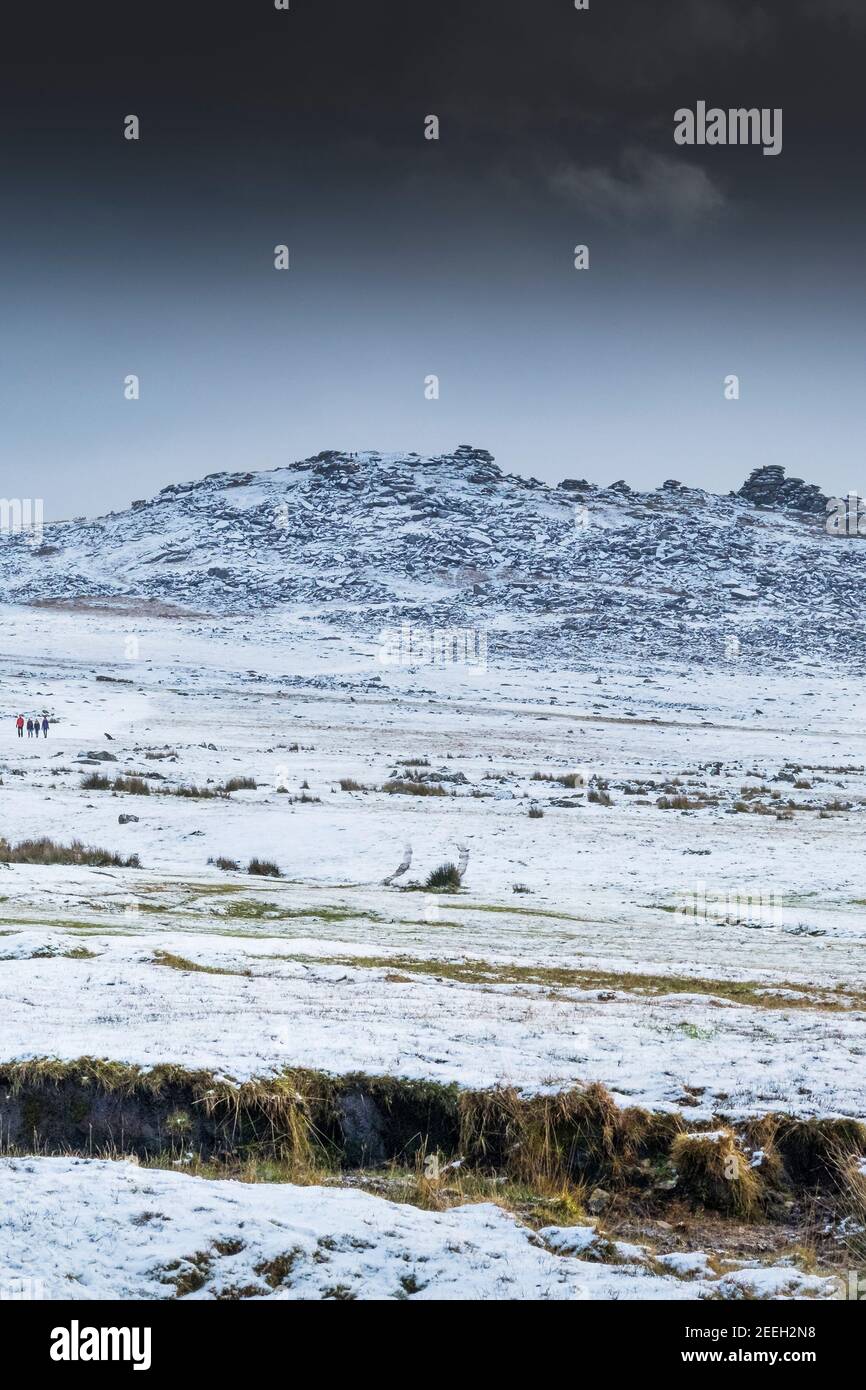 Schnee auf dem wilden rauen Tor am Bodmin Moor in Cornwall. Stockfoto