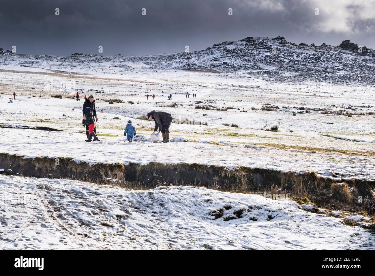 Menschen genießen sich im Schnee auf dem wilden rauen Tor auf Bodmin Moor in Cornwall. Stockfoto