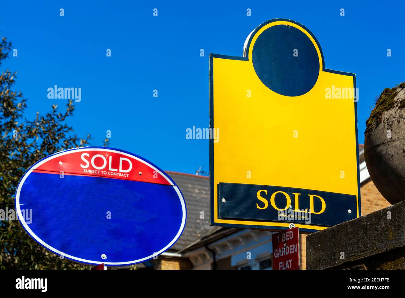 Generisches leeres Immobilienmakler Haus zum Verkauf verkauft Zeichen für den Einsatz während der boomenden Eigenheimbesitzimmobilienmarkt mit Kopieplatz, Stock Foto ima Stockfoto