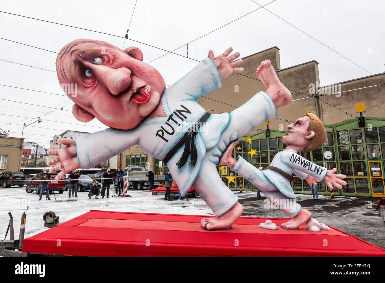 Float macht Spaß Alexei Nawalny tritt Wladimir Putin. Die Karnevalswagen des deutschen Künstlers Jacques Tilly wurden präsentiert und später in ganz Düsseldorf ausgestellt, da die Hauptparade wegen der Coronavirus-Pandemie abgesagt wurde. Stockfoto