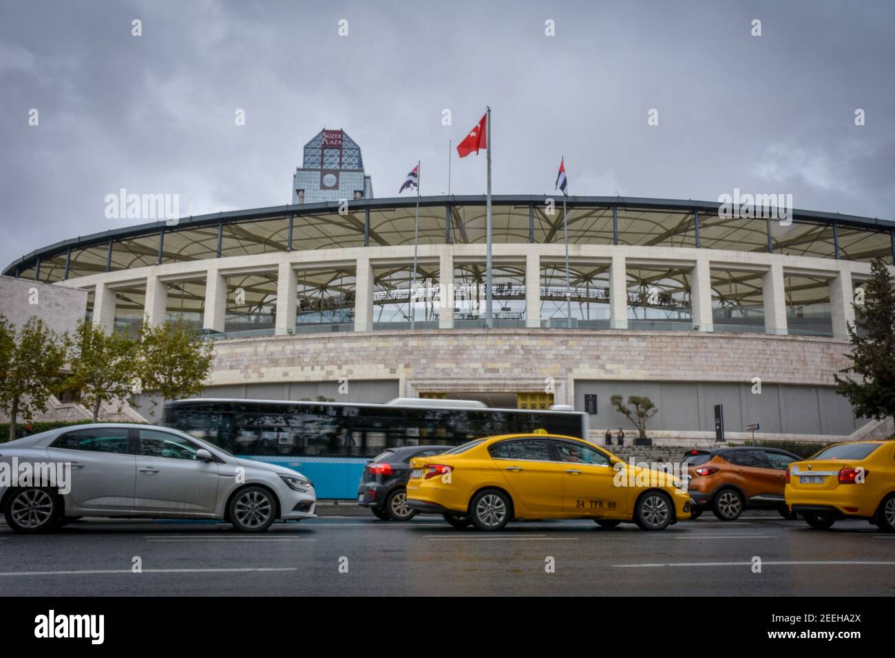 Taxis und Autos rund um den Vodafone Park in Istanbul Stockfoto