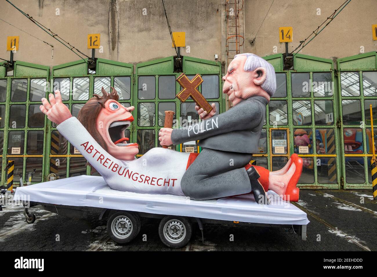 Schweben Sie über strenge Abtreibungsgesetze in Polen. Die Karnevalswagen des deutschen Künstlers Jacques Tilly wurden präsentiert und später in ganz Düsseldorf ausgestellt, da die Hauptparade wegen der Coronavirus-Pandemie abgesagt wurde. Stockfoto