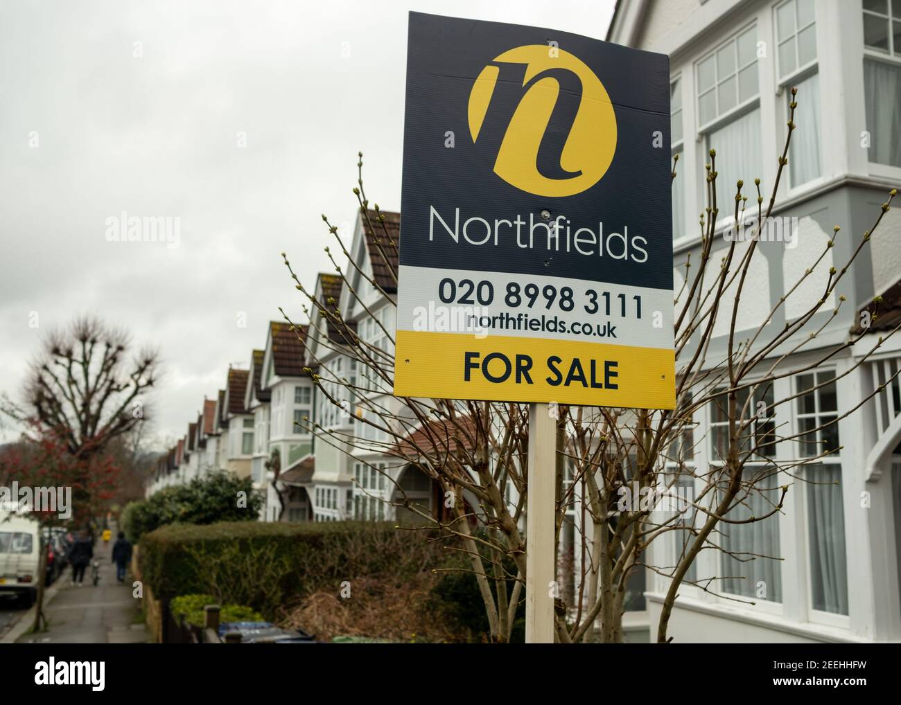 London- Northfields Immobilienmakler "for Sale" Zeichen auf Reihe von Reihenhäusern in Ealing, West-London Stockfoto