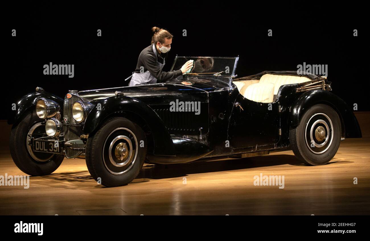 London, UK 16 Feb 2021 1937 Bugatti Typ 57S zum ersten Mal jemals bei einer Auktion angeboten, schätzen £5-7 Millionen. Dieser Oldtimer wird am 19. Februar 2021 im Flaggschiff-Verkaufsraum von Bonhams in London einen außergewöhnlichen Verkauf außergewöhnlicher Automobile führen. Der Name ‘Dulcie' verdankt seinen Namen seiner Registriernummer ‘DUL 351' - er wird seit 1969 in der Garage seines verstorbenen Besitzers, des angesehenen Ingenieurs Bill Turnbull, gelagert und wird nun als unfertiges Projekt ohne Vorbehalt angeboten. Schätzung £5.000.000 - 7.000.000. Der Bugatti bildet das Herzstück der 'Legends of the Road Sale'. Stockfoto