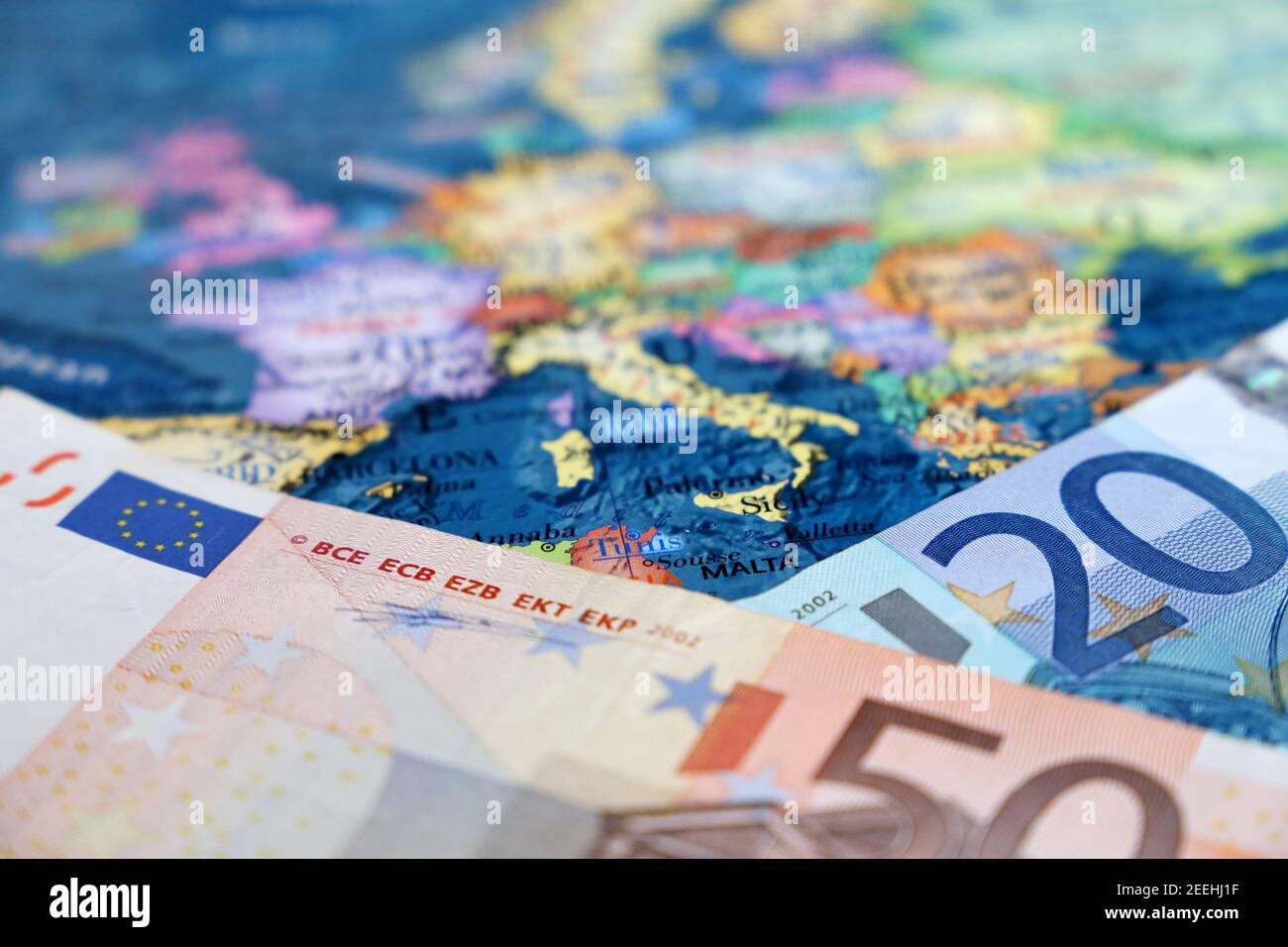 Euro-Banknoten auf der Europakarte. Konzept der Eurozone, der europäischen Wirtschaft, der Börse in der EU Stockfoto