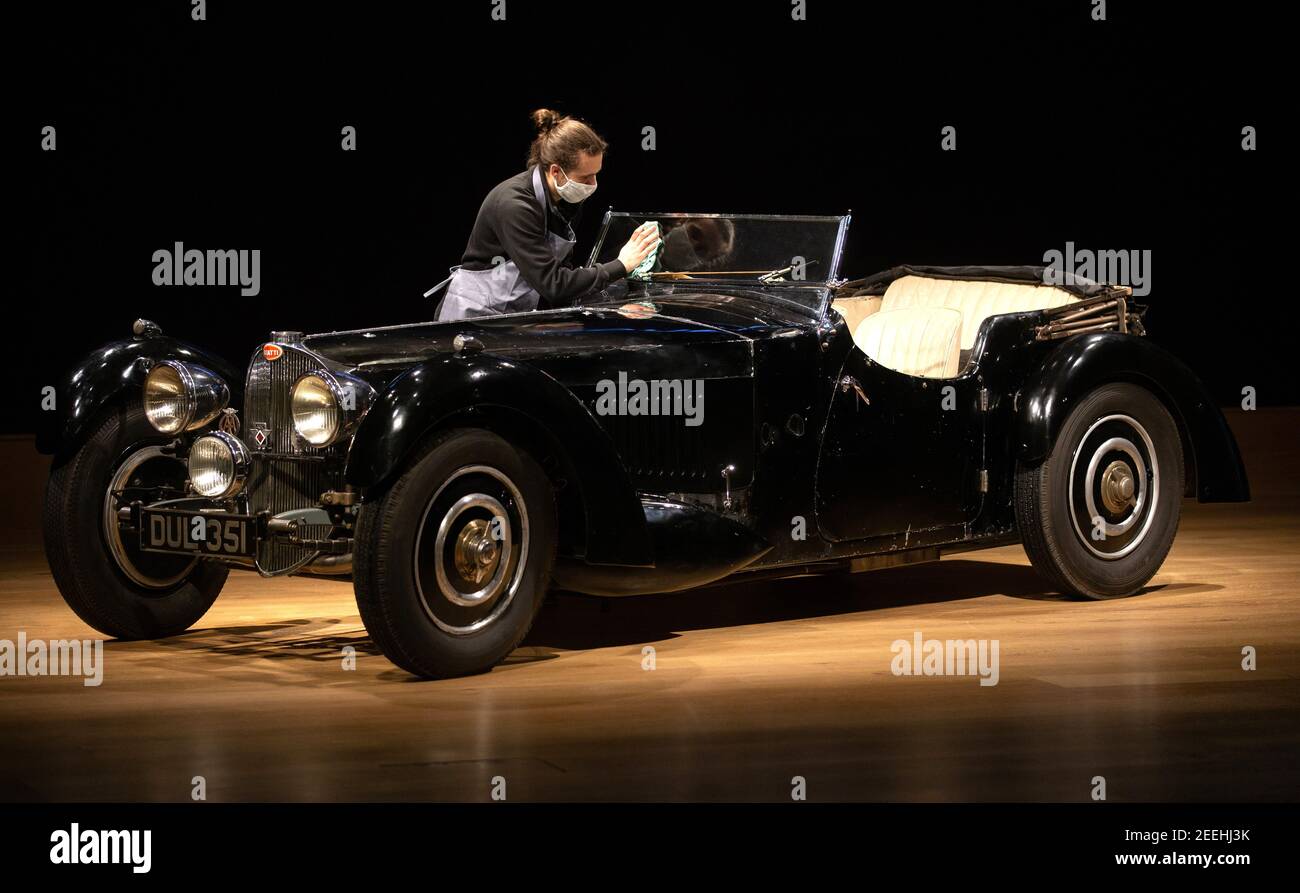 London, UK 16 Feb 2021 1937 Bugatti Typ 57S zum ersten Mal jemals bei einer Auktion angeboten, schätzen £5-7 Millionen. Dieser Oldtimer wird am 19. Februar 2021 im Flaggschiff-Verkaufsraum von Bonhams in London einen außergewöhnlichen Verkauf außergewöhnlicher Automobile führen. Der Name ‘Dulcie' verdankt seinen Namen seiner Registriernummer ‘DUL 351' - er wird seit 1969 in der Garage seines verstorbenen Besitzers, des angesehenen Ingenieurs Bill Turnbull, gelagert und wird nun als unfertiges Projekt ohne Vorbehalt angeboten. Schätzung £5.000.000 - 7.000.000. Der Bugatti bildet das Herzstück der 'Legends of the Road Sale'. Stockfoto