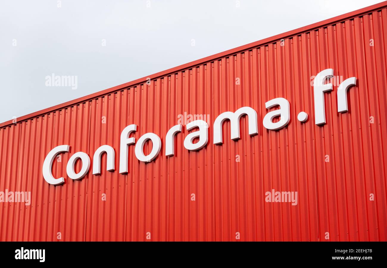 Conforama Schild an der roten Ladenfassade in Anglet, Frankreich. Conforama ist eine französische Einrichtungseinzelhandelskette. Stockfoto