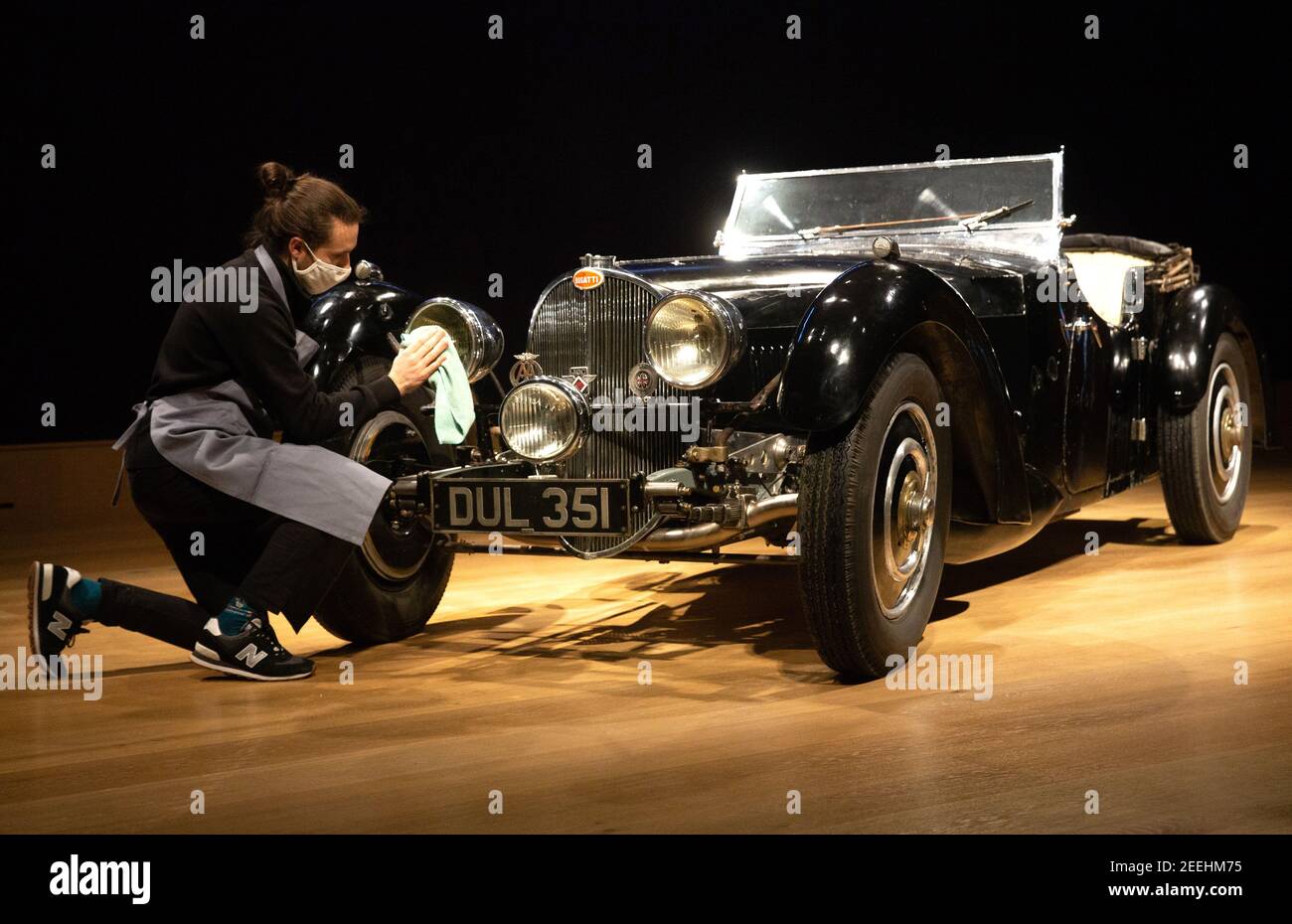 London, UK 16 Feb 2021 1937 Bugatti Typ 57S zum ersten Mal jemals bei einer Auktion angeboten, schätzen £5-7 Millionen. Dieser Oldtimer wird am 19. Februar 2021 im Flaggschiff-Verkaufsraum von Bonhams in London einen außergewöhnlichen Verkauf außergewöhnlicher Automobile führen. Der Name ‘Dulcie' verdankt seinen Namen seiner Registriernummer ‘DUL 351' - er wird seit 1969 in der Garage seines verstorbenen Besitzers, des angesehenen Ingenieurs Bill Turnbull, gelagert und wird nun als unfertiges Projekt ohne Vorbehalt angeboten. Schätzung £5.000.000 - 7.000.000. Der Bugatti bildet das Herzstück der 'Legends of the Road Sale'. Stockfoto