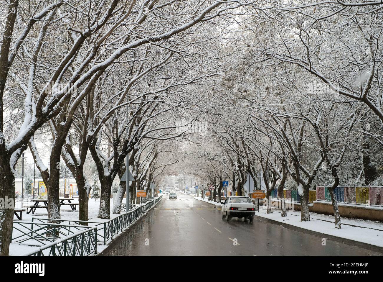 ESKISEHIR,TÜRKEI-Januar 15,2021:Schneefall in der Stadt und Straße Stockfoto