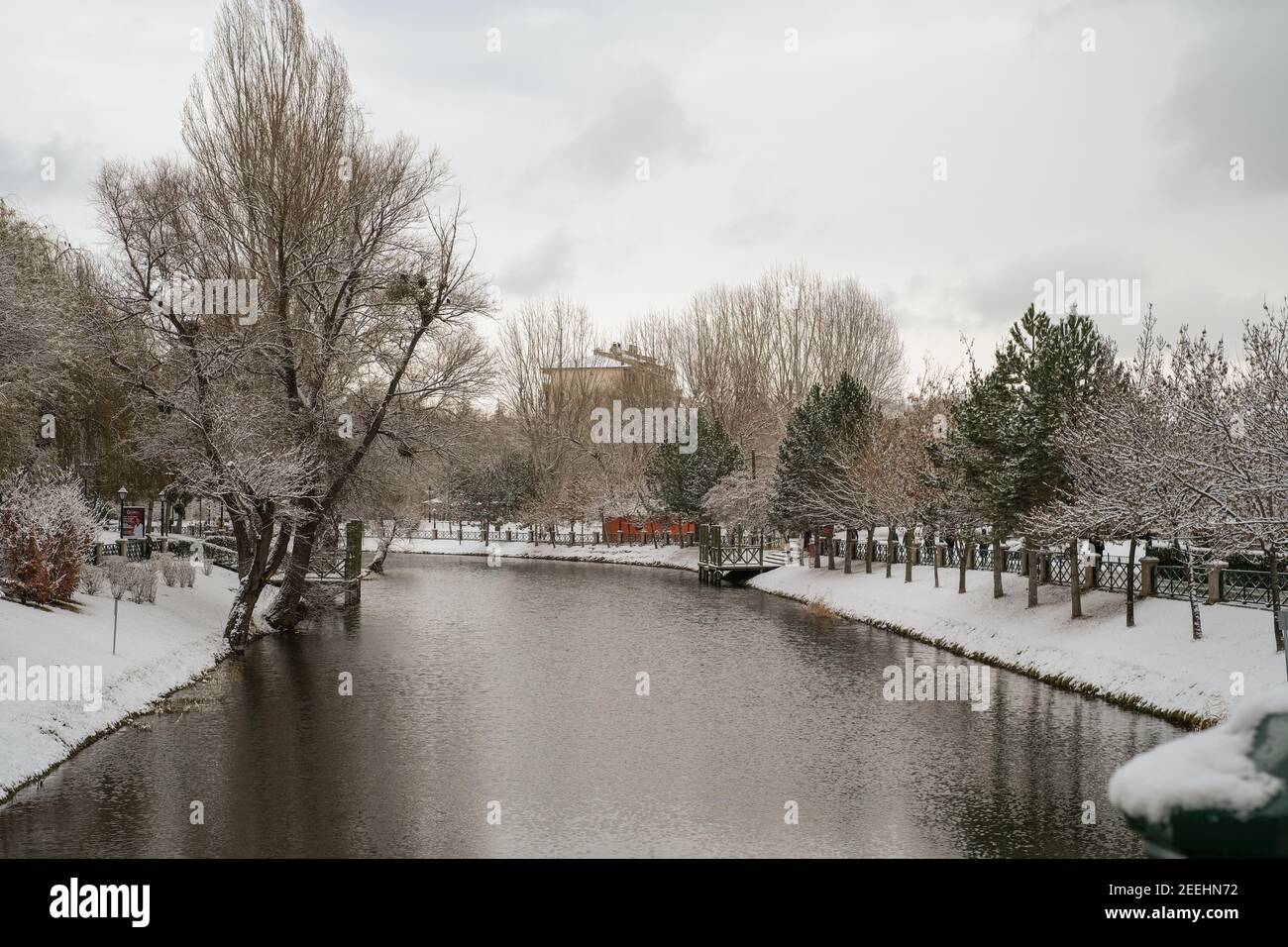 ESKISEHIR,TÜRKEI-Januar 15,2021:Winterlandschaft mit Schnee bedeckt im Park Stockfoto