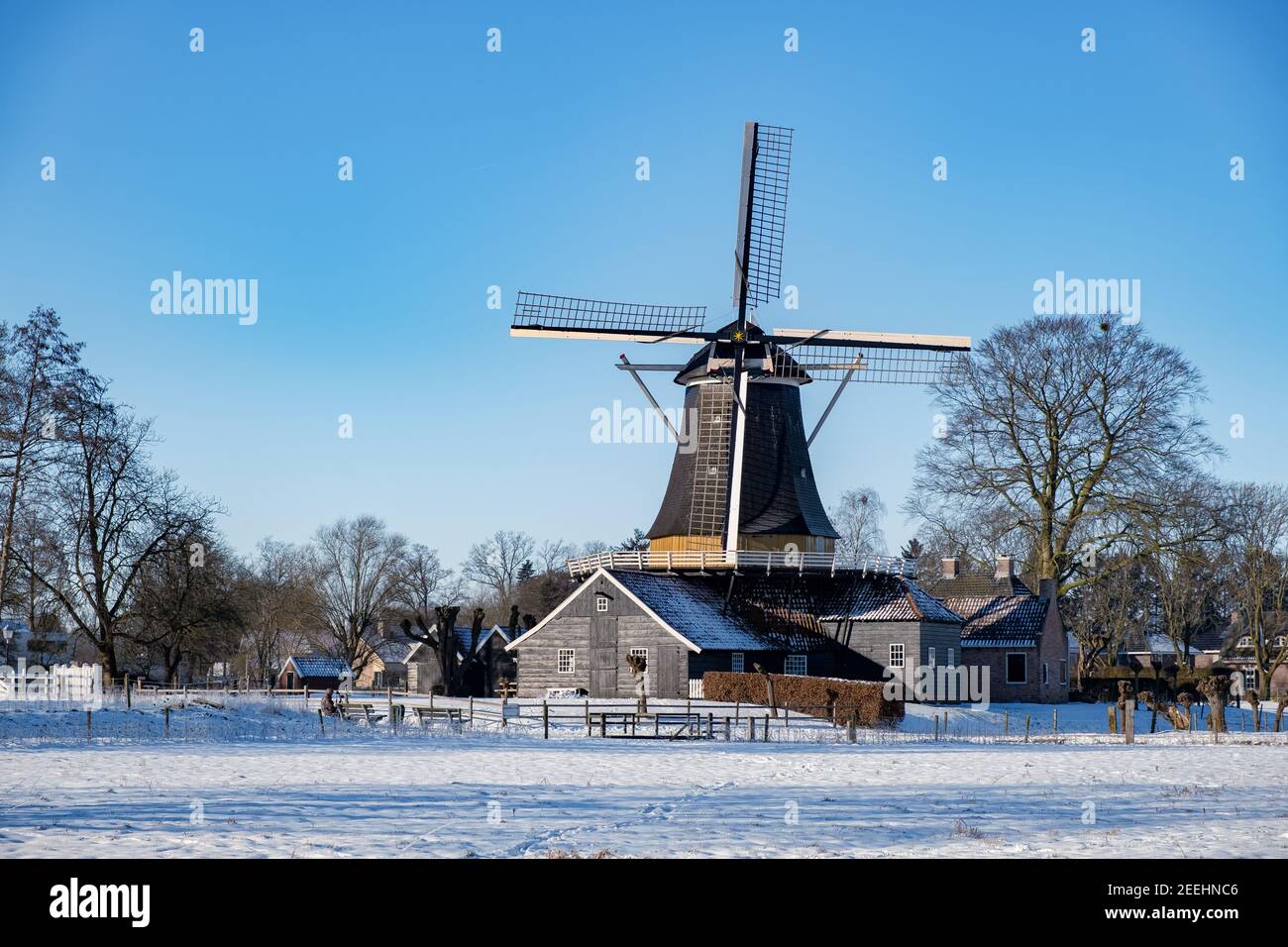Pelmolen Ter Horst, Rijssen bedeckt von verschneiten Landschaften in Overijssel Niederlande, historische Windmühle im Winter mit weißer Landschaft. Alte Holzwindmühle in Holland Stockfoto