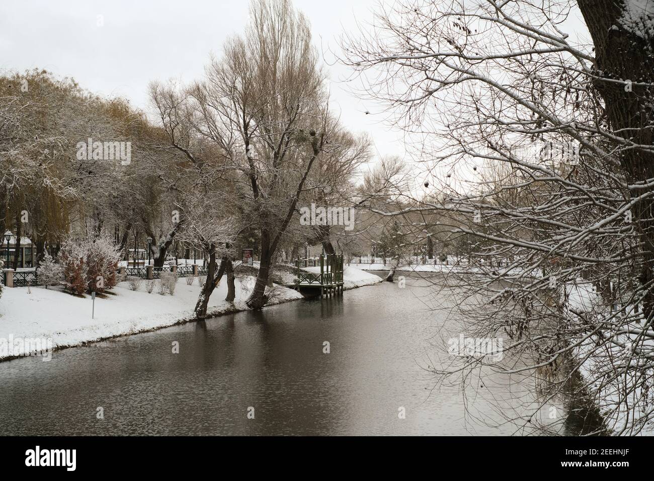 ESKISEHIR,TÜRKEI-Januar 15,2021:Winterlandschaft mit Schnee bedeckt im Park Stockfoto