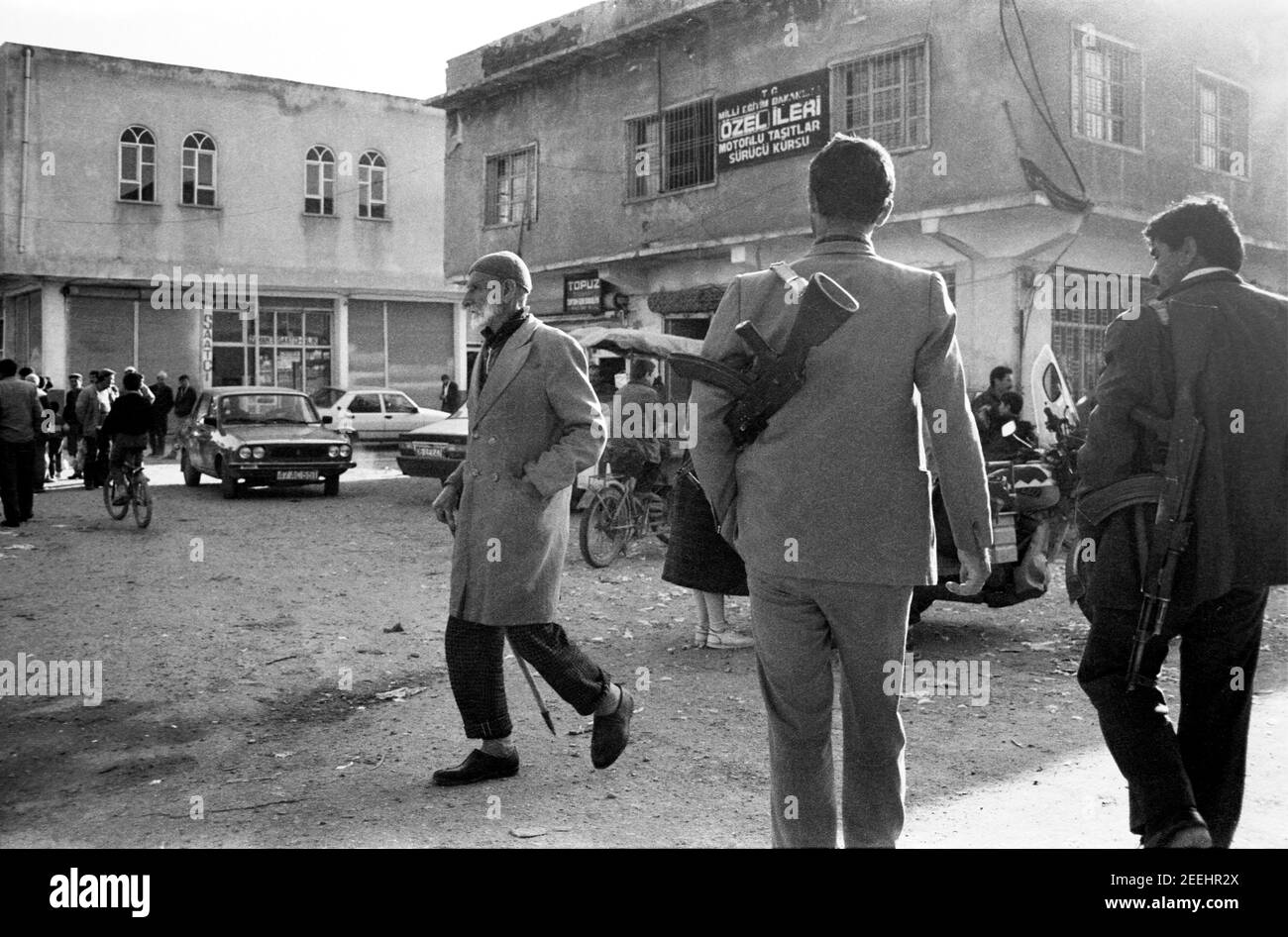 Silvan, Südosttürkei, Kurdistan. März 1993. Die Dorffäche (türkisch: Korucular), offiziell bekannt als Türkiye Güvenlik Köy Korucuları ("Sicherheitsdorfwächter der Türkei"), sind Grenzschutzbeamte der Gendarmerie General Command, die am kurdisch-türkischen Konflikt beteiligt sind. Hier patrouillieren sie durch die Straßen der kleinen Stadt. Stockfoto