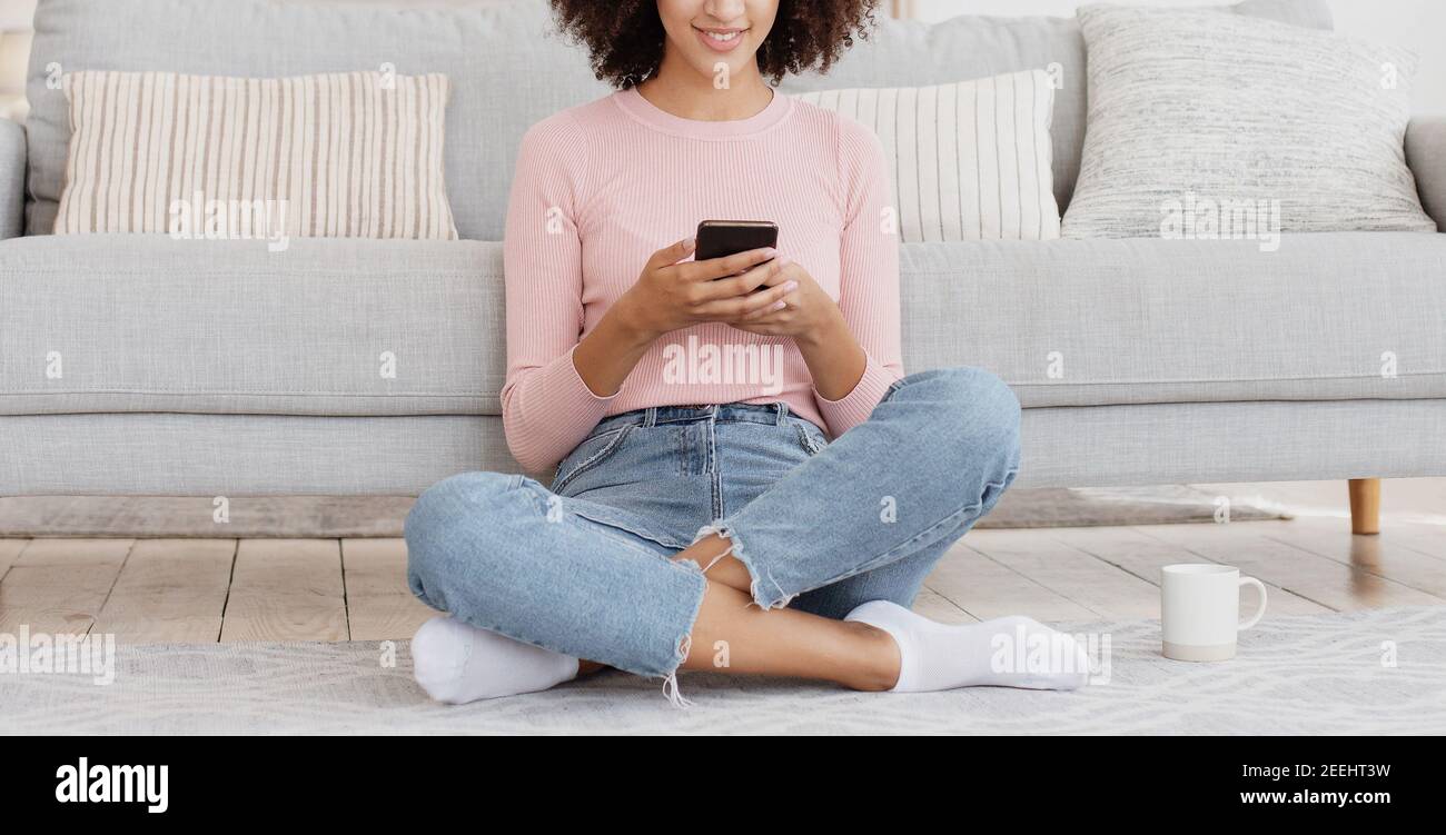 Soziale Netzwerke, App, Blog und Surfen im Internet während der Selbstisolation von covid-19 Stockfoto