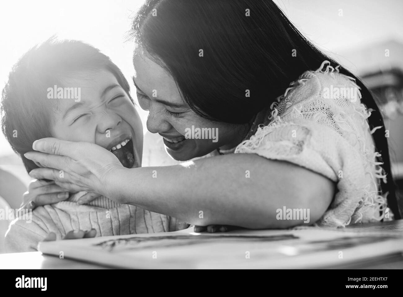 Glücklich asiatische junge Mutter mit Spaß mit ihrem Kind im Freien Im Sommer sonnigen Tag - Fokus auf Frau Gesicht Stockfoto
