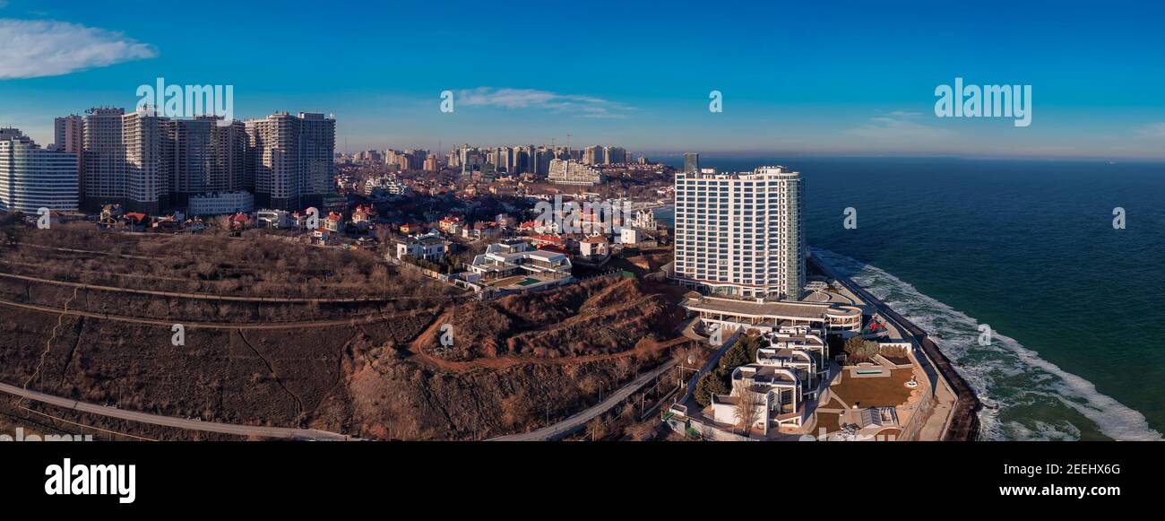 Spektakuläres Panorama der Küste von Odessa Ukraine. Arcadia-Gebiet, Drohnenaufnahmen, Tageslicht, Winterzeit. Stockfoto