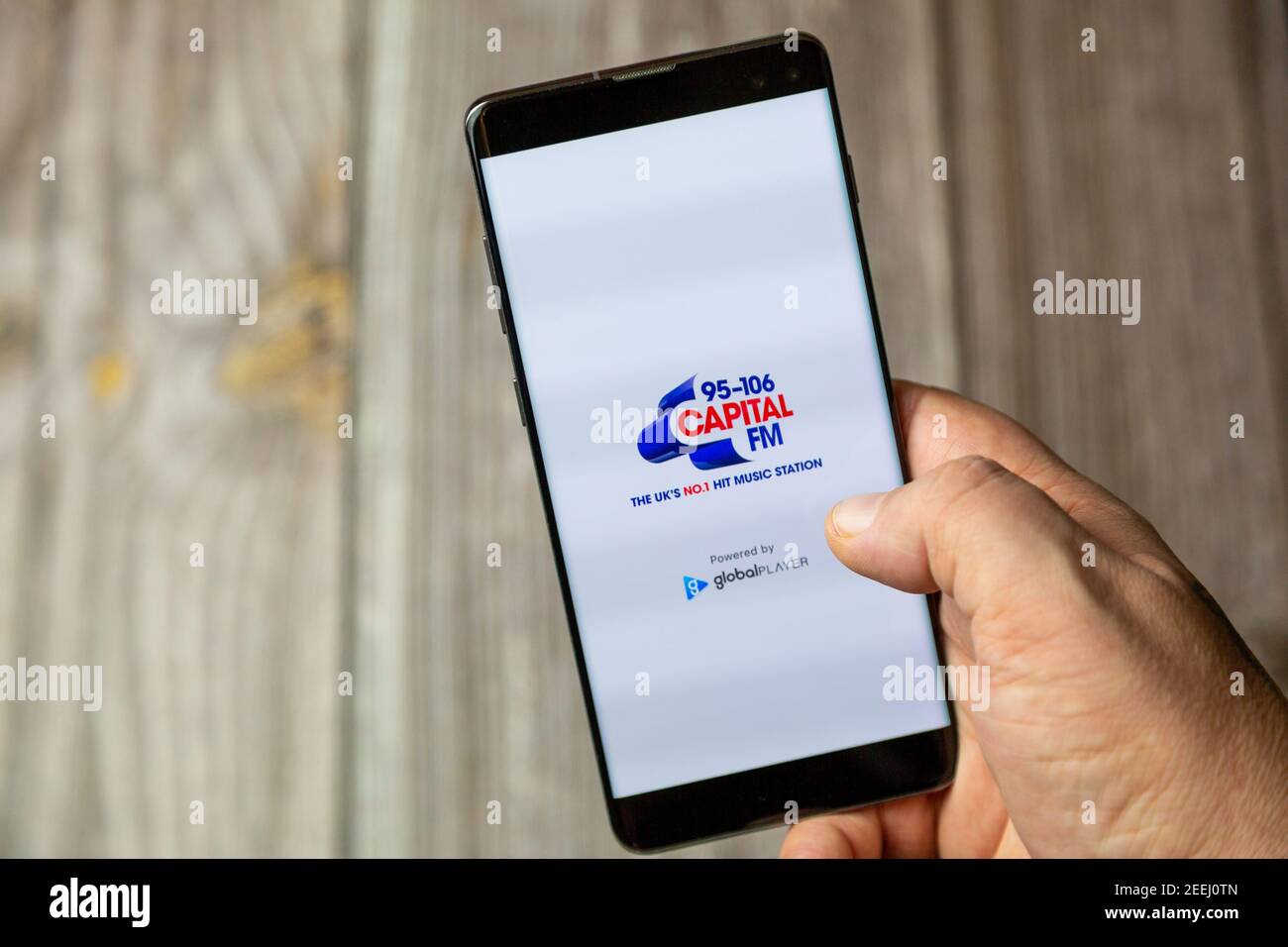 Ein Mobiltelefon oder Mobiltelefon, das in einem gehalten wird Hand mit der Capital FM Radio App auf dem Bildschirm geöffnet Stockfoto