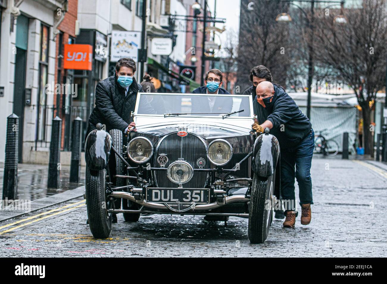 BONHAMS LONDON, GROSSBRITANNIEN 16. FEBRUAR 2021. Mitarbeiterausbau der Bugatti Typ 57S 1937, einer der wertvollsten und begehrtesten Vorkriegsfahrzeuge der Welt, mit einer Schätzung von £5.000.000 - 7.000.000, die seit 50 Jahren verborgen ist, wird erstmals bei einer Auktion angeboten. Es gehörte Sir Malcolm Campbell, der von den ‘Bluebird’ Weltland- und Wassergeschwindigkeitsrekorden berühmt war, nur 42 Exemplare der 57S Varianten wurden produziert und es war das schnellste Straßenauto seiner Zeit. Credit amer ghazzal/Alamy Live News Stockfoto