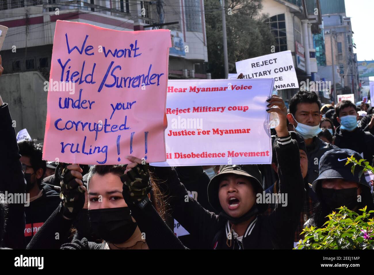 Myanmar Menschen gingen auf die Straße, um gegen die zu protestieren Militärputsch Stockfoto