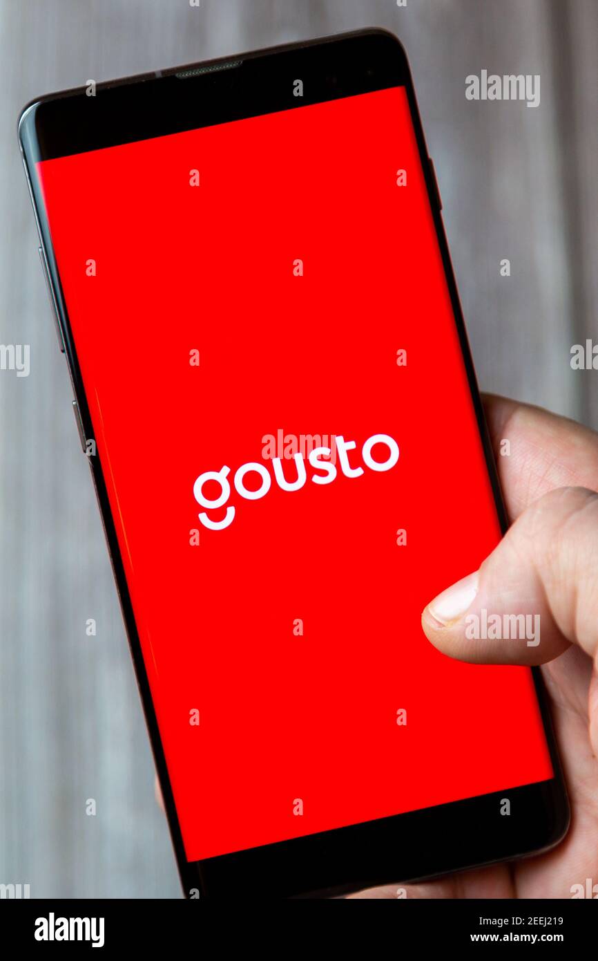 Ein Mobiltelefon oder Mobiltelefon, das in einem gehalten wird Hand mit der Gousto-App auf dem Bildschirm geöffnet Stockfoto