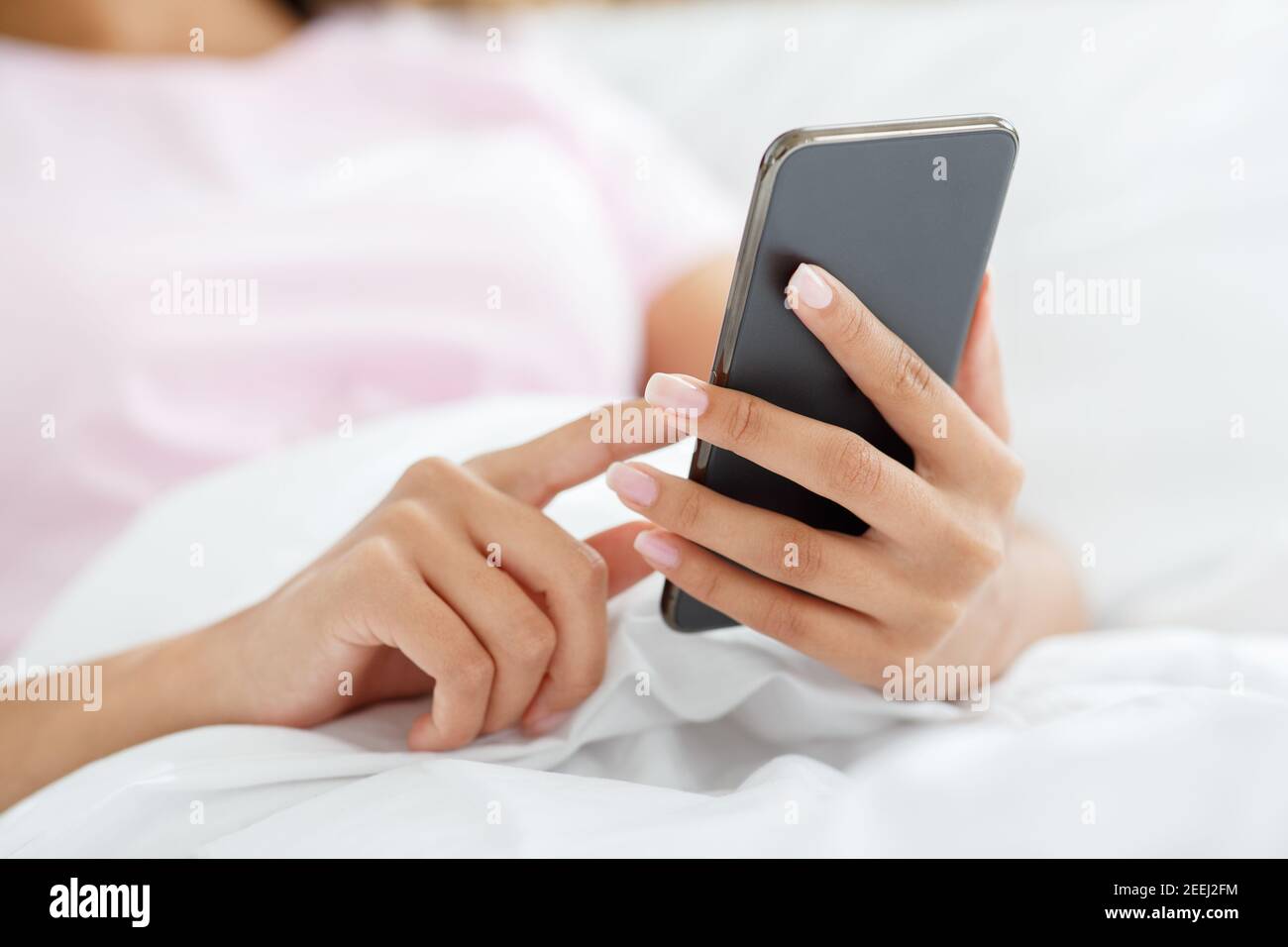 Surfen im Internet, schreiben Blog-Post in modernen Gerät während covid-19 Quarantäne Stockfoto