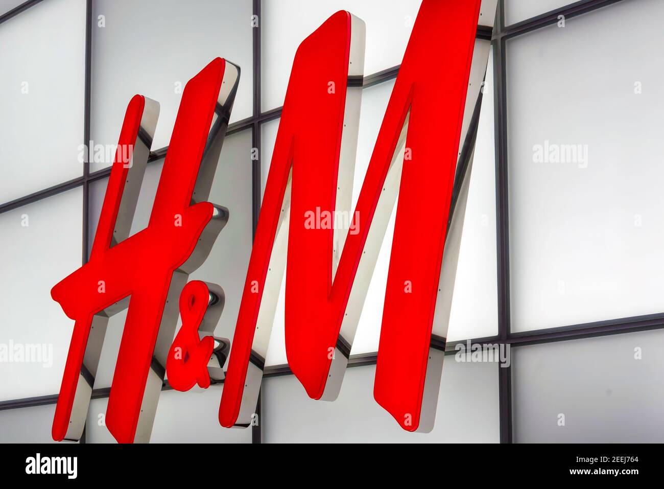 H&M Red Store sign: Ein schwedisches multinationales Einzelhandelsbekleidungsunternehmen, bekannt für seine Fast-Fashion-Kleidung für Männer, Frauen, Jugendliche und Kinder Stockfoto