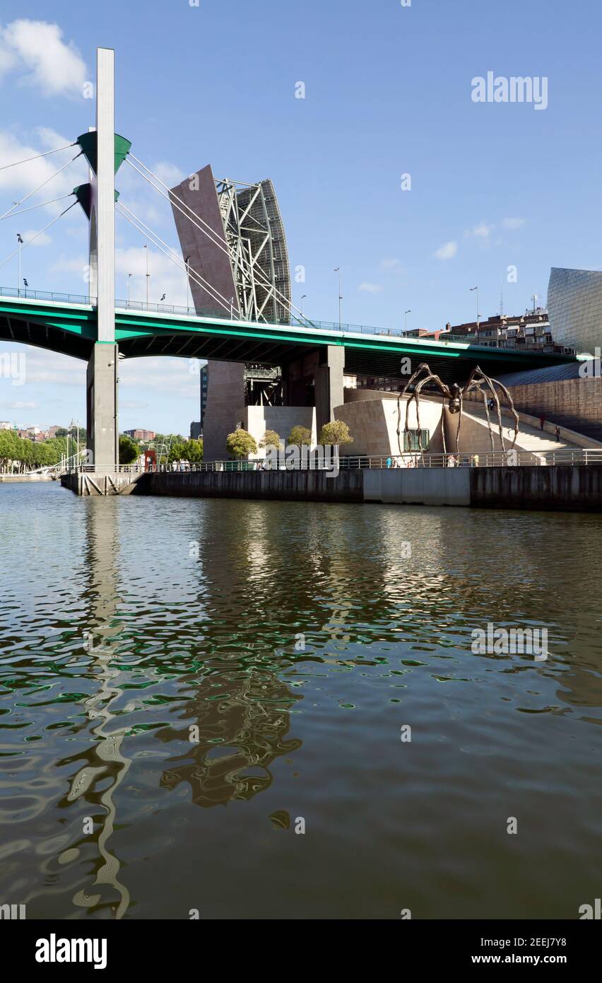 Blick auf die Brücke La Salve, vom Fluss Nervión, Bilbao, Spanien, wenn sie über das Guggenheim Museum geht Stockfoto