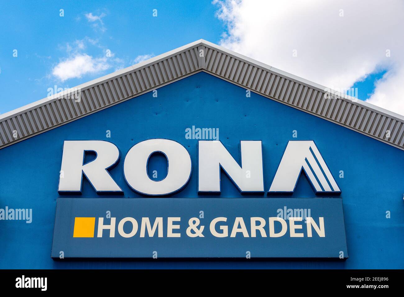Rona Haus und Garten Schild am Eingang des Geschäfts. Das kanadische Unternehmen wurde von Lowe's übernommen. Das Canada Competition Bureau hat die Lowe genehmigt Stockfoto