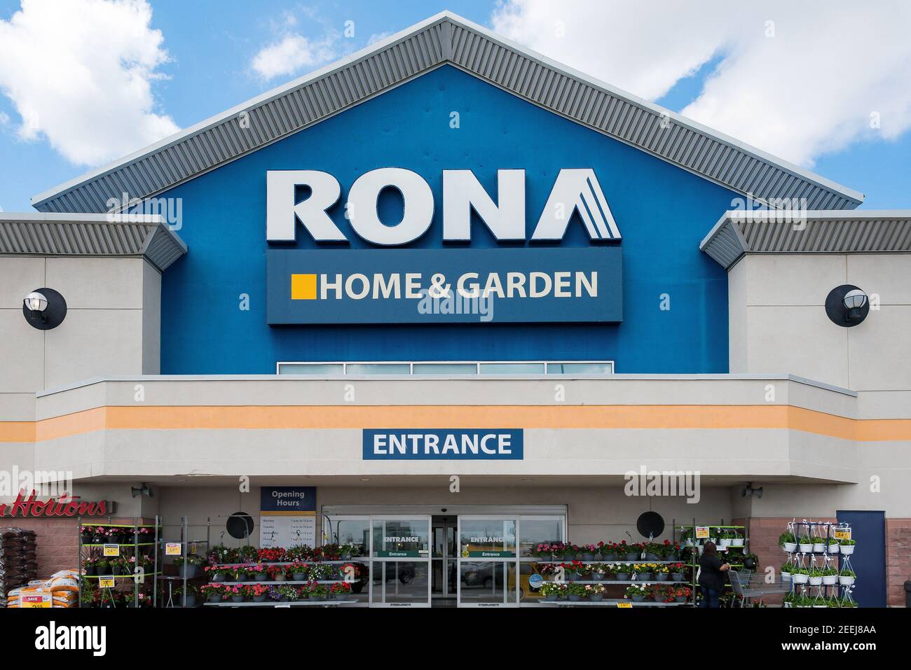 Rona Haus und Garten Schild am Eingang des Geschäfts. Das kanadische Unternehmen wurde von Lowe's übernommen. Das Canada Competition Bureau hat die Lowe genehmigt Stockfoto