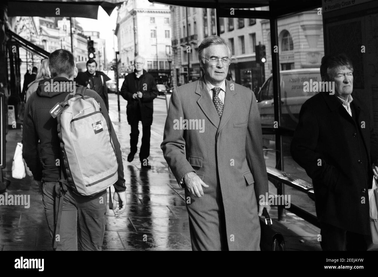 LONDON - 18th. MÄRZ 2019: Pendler und Fußgänger, die Piccadilly entlang gehen. Stockfoto