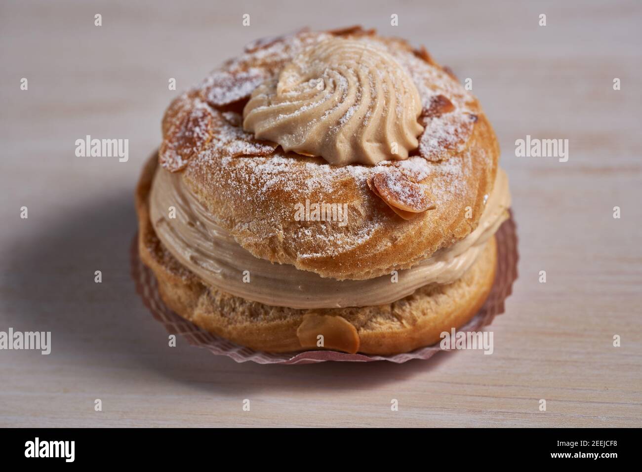 Choux a la creme französisches Dessert mit Kaffeesahne Stockfoto