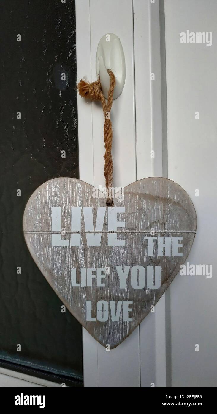 Nahaufnahme eines Holzherdes mit Text Stockfoto