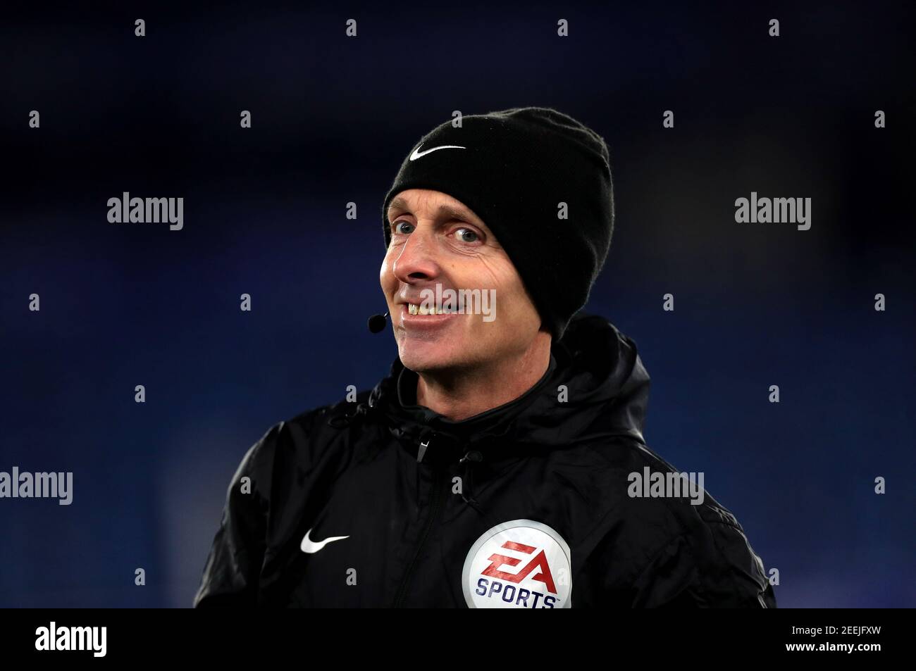 Aktenfoto vom 10-02-2021 des Schiedsrichters Mike Dean. Ausgabedatum: Dienstag, 16. Februar 2021. Stockfoto