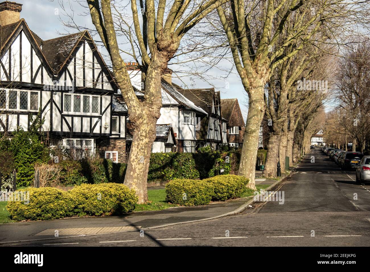London - Grand Mock Tudor Wohnhäuser in Queens Drive Gegend Von West London Stockfoto