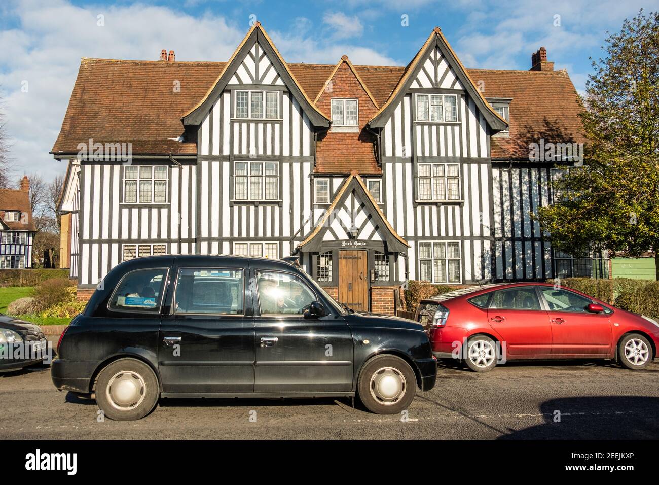 London - Grand Mock Tudor Wohnhäuser in Queens Drive Gegend Von West London Stockfoto