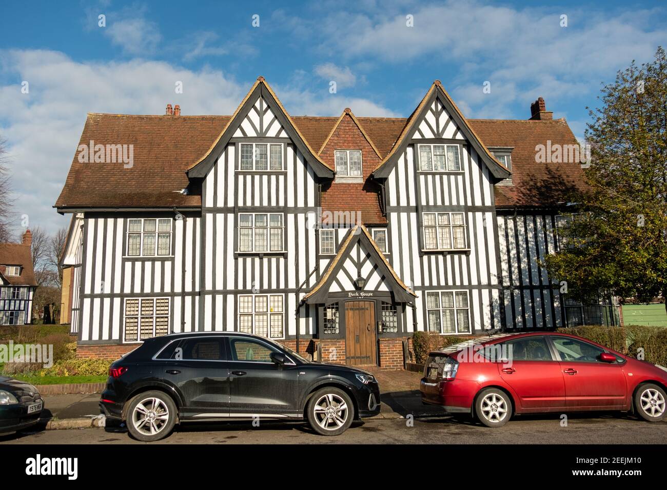 London - Grand Mock Tudor Wohnhäuser in Queens Drive Gegend Von West London Stockfoto