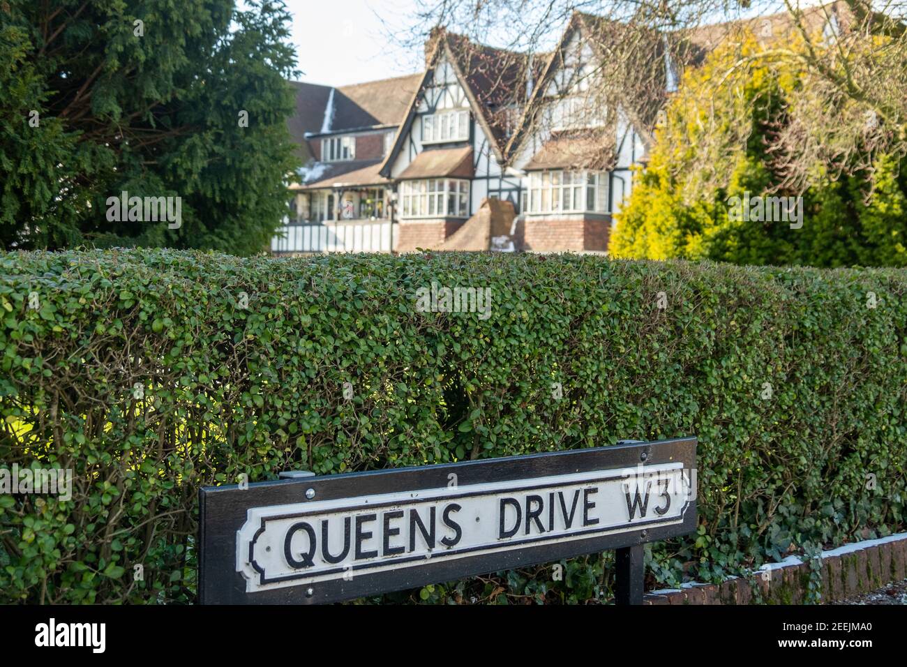 London - Grand Mock Tudor Wohnhäuser in Queens Drive Gegend Von West London Stockfoto