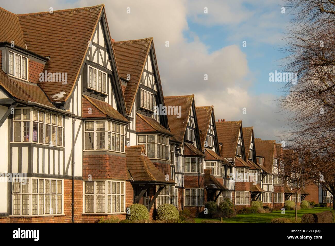 London - Grand Mock Tudor Wohnhäuser in Queens Drive Gegend Von West London Stockfoto